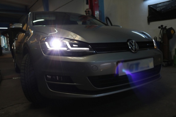 2 VW Golf 7 xenonkoplampen voor - fullLED - Rood - Dynamic OSRAM